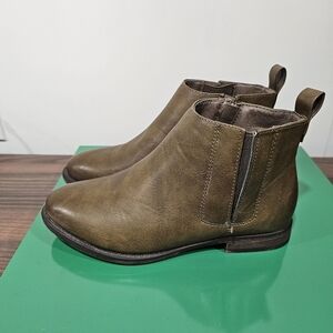 Mata Olive Green Distressed Chelsea Ankle Boots Booties Size 7 Flat Zip